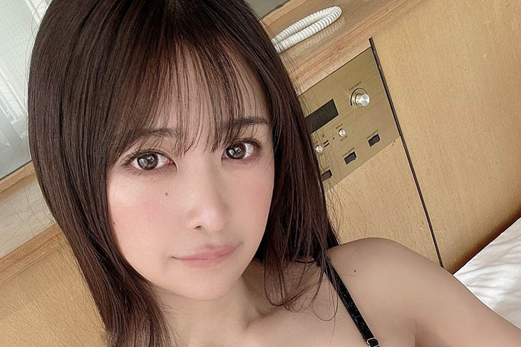 真島なおみ、ベッドの上の美麗ランジェリー姿の画像1