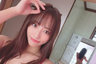 高梨瑞樹、鏡越しのあざと美ボディ