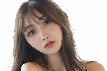 辻りりさ、ずれ落ちニットから溢れるふっくらバスト