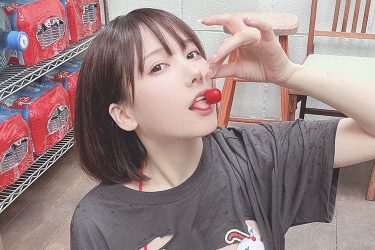 けんけん、ビリビリTシャツからのぞくチェリービキニ