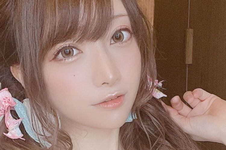 宮本彩希、桃色ボディの柔らかな誘惑の画像1