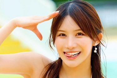 琴井ありさの舌ペロ…純白ビキニで敬礼ポーズ