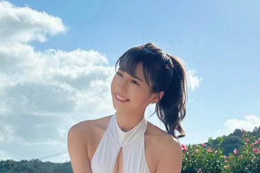 桜りん、ハイレグ水着で際立つ美脚