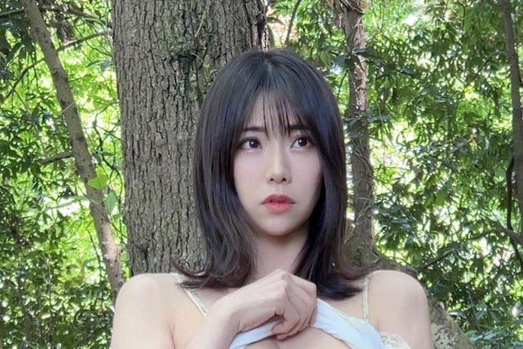 鈴木ふみ奈、森で大胆めくりあげ露出の画像1