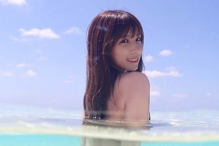 夏本あさみ、海中のド迫力ヒップの画像1