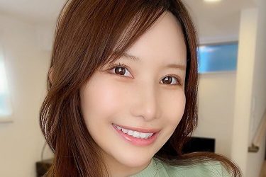 琴井ありさ、トップス捲りあげ…妖艶な美谷間大開放