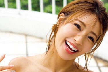 橋本梨菜、日焼け跡残る濡れビキニ姿
