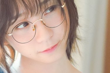 伊織もえ、生ボディ際立つメガネ&網スタイル