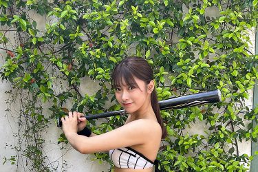 まるぴ、大胆ユニフォームでバッティング