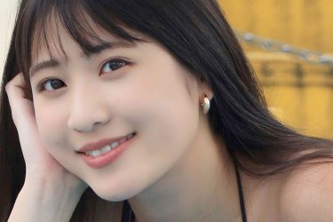 岡本杷奈、丸パイ眩しい寝そべりスマイル