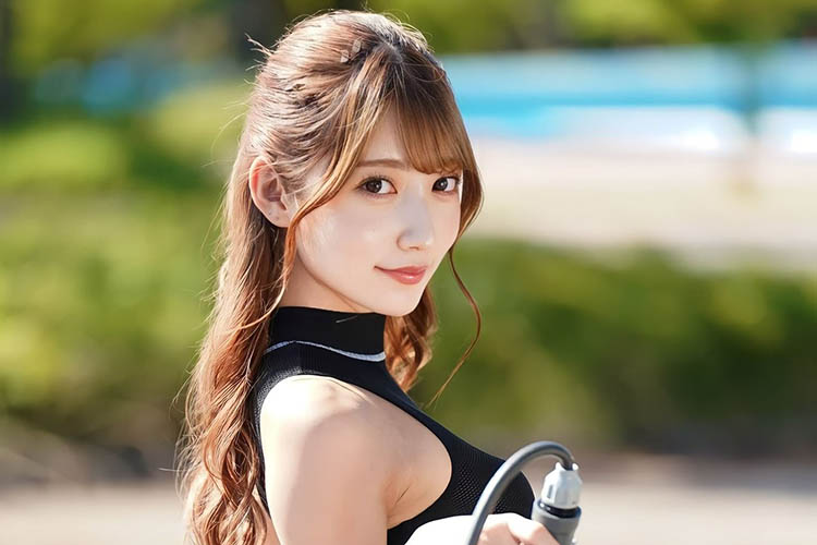 乃木結夢、ハイレグ水着から伸びる美脚に流れるシャワーの画像1