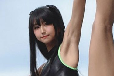 柳丸の「人体のふしぎ」に挑む開脚ポーズ