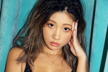 葉月あや、バストもヒップもド迫力の二刀流ボディ