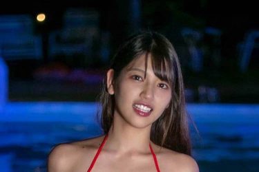 藤乃あおい、ナイトプールに映える重量感バスト