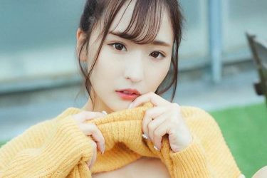 藤田あずさ、咥えたくしあげで谷間をチラリ