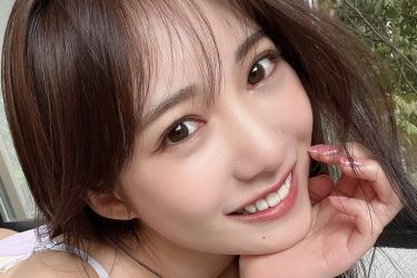 横野すみれ、ふっくら美胸の寝そべりショット