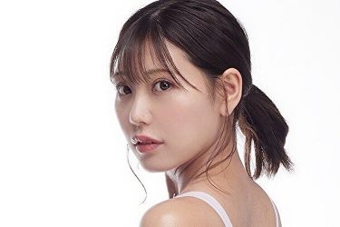 篠原冴美、穴あき競泳水着のむっちりバックショット