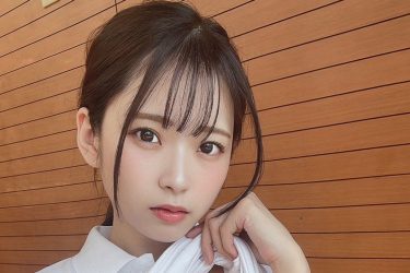 紅羽りお、バスケボール片手にたくしあげ