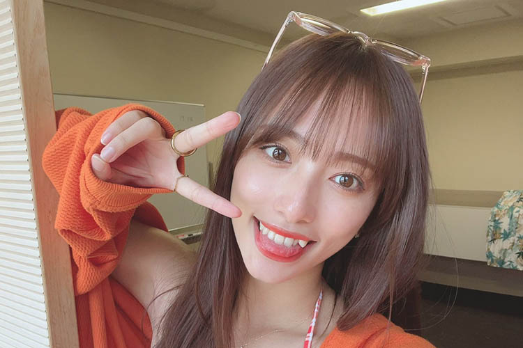 高梨瑞樹、キュートな舌ペロとハツラツ水着姿の画像1