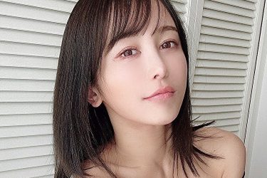 いくみ、半脱ぎバスローブのこんもりバスト