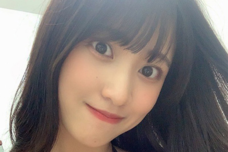 岡本杷奈、プールサイドでグイっと谷間露出の画像1