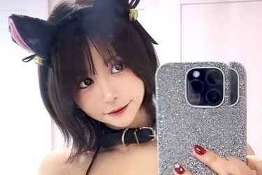 パピコキャットのまん丸バストと肉球ビキニ