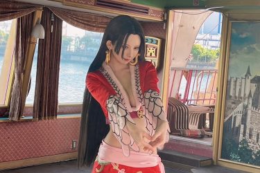 えなこ、スタイル抜群の「ボア・ハンコック」コス