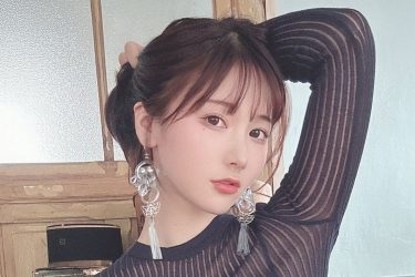 けんけん、透けニットと開脚の合わせ技