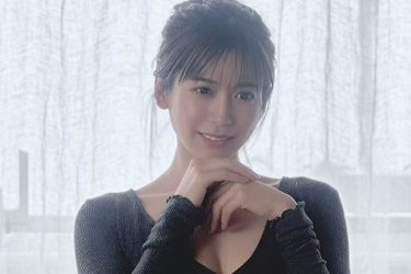 桜りん、椅子にまたがり美しい「下パイ」披露