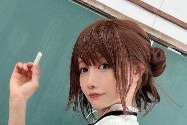 篠原みなみ、女教師の突き出しヒップ