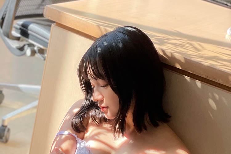 西永彩奈、気だるげな脱ぎかけランジェリーショットの画像1