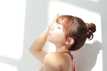 堀江りほ、木漏れ日浴びるビッグ桃ヒップ