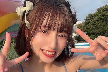 雪野まゆき、夏先取りのプールサイド美ボディ