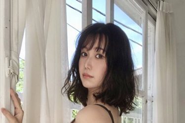 柚乃花、オキニのランジェリーからはみ出す肉感ボディ