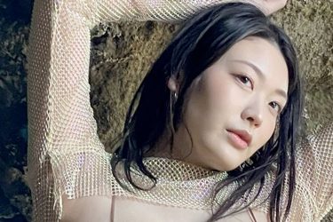 風吹ケイ、岩場で魅せる唯一無二のミラクルボディ