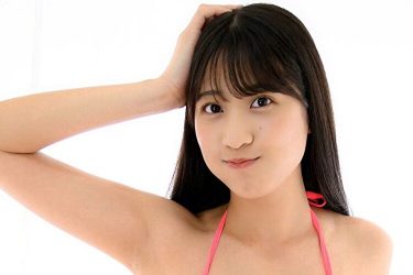 岡本杷奈、ビジューより輝くスタイル抜群ボディ