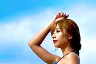 大貫彩香、沖縄の絶景に負けぬ美ボディ