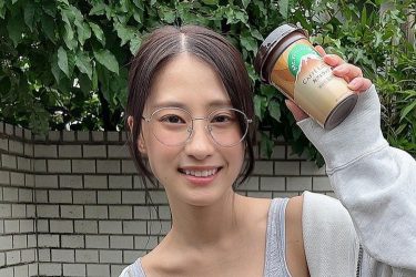 澄田綾乃、眼鏡とラフ衣装でも色気たっぷり