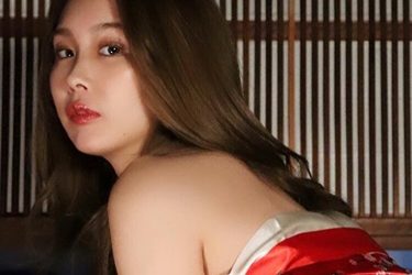 三島奈々、はだけ着物の四つん這い