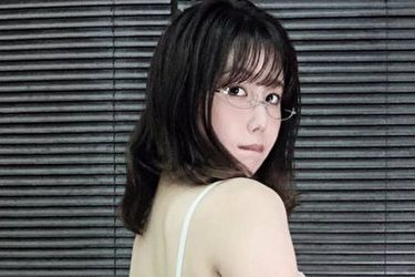 柚乃花、むっちりバックショットの白透けヒップ