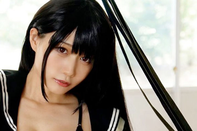 篠原みなみ、黒下着のムチ使いの画像1