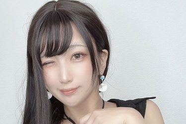 望月もち子、黒ビキニのハート型バスト