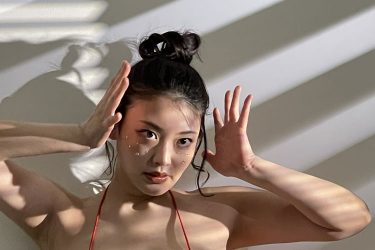 風吹ケイ、ド迫力バストで「いないないばあ」