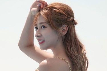 大貫彩香、黒ビキニの見返り美人