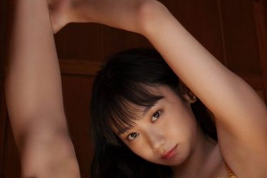 相沢菜々子、軟体ポーズの芸術的グラビア