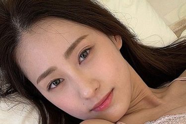 澄田綾乃、仰向けヌーディランジェリー