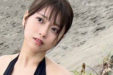 まるぴ、色気&谷間全開の黒水着ショット