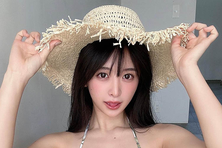 真島なおみ、夏っぽビキニで「無防備開脚」の画像1