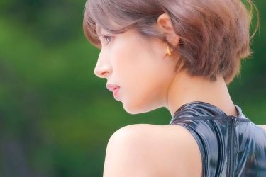 藤井マリー、世紀の網タイツ美ヒップ