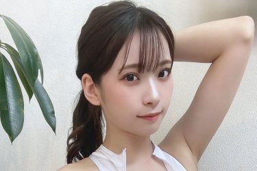 紅羽りお、キワドイ透け競泳水着